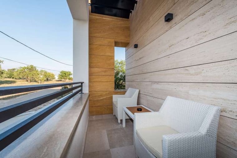 Balkon sa zidnom oblogom od travertina u svijetlim i medenim tonovima, Markvinia Biograd na Moru