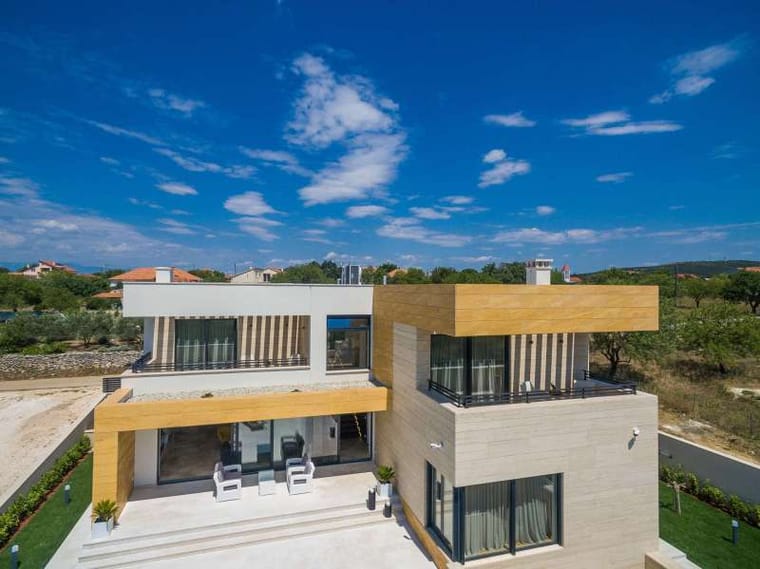 Suvremena vila s fasadom od svijetlog kamena i zlatnožutim travertinskim vijencima, Markvinia Biograd na Moru