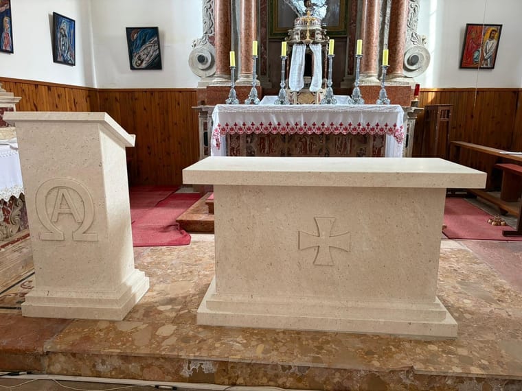 Oltar od travertina s uklesanim križem i ambon, čelni pogled prema glavnom oltaru, Markvinia Biograd na Moru