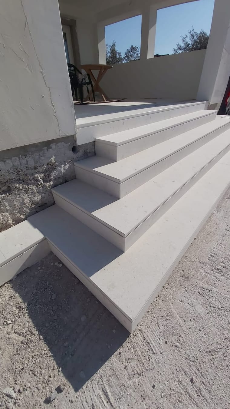 Vanjske ulazne stepenice od vapnenca s izbočenim gazištima, Markvinia Biograd na Moru